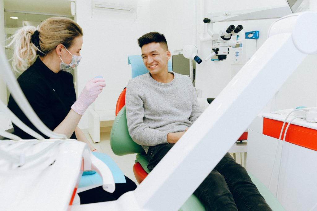 dentiste avec son patient