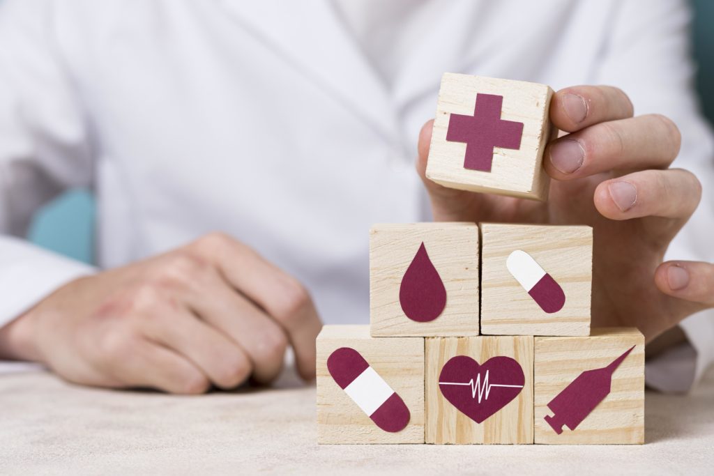 médecin qui tient un élément médical